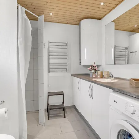 Lyngvejen Aakirkeby Iii Feriehus *