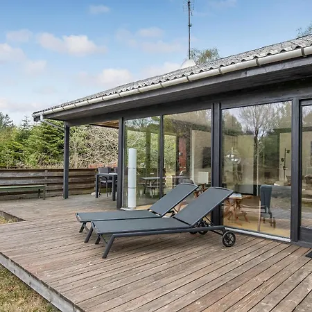 Lyngvejen Aakirkeby Iii Feriehus *